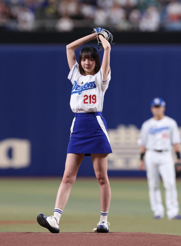 　始球式を務めた岡田紗佳（撮影・佐々木彰尚）