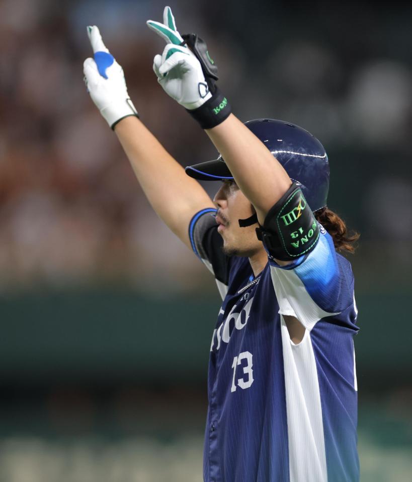 　２回、内野安打を放ち、ベンチへ向かって両手を上げる高橋（撮影・西岡正）岡正）