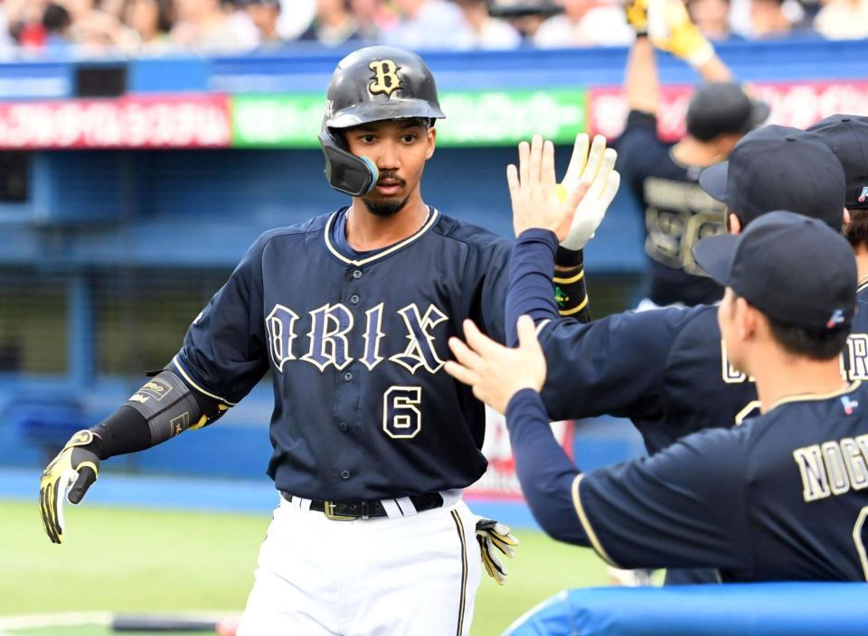 　１回、宗は１号先制２ランを放ち、ベンチにがい旋する（撮影・佐藤厚）