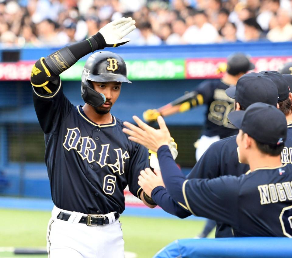 　１回、宗は１号先制２ランを放ち、ベンチにがい旋する（撮影・佐藤厚）