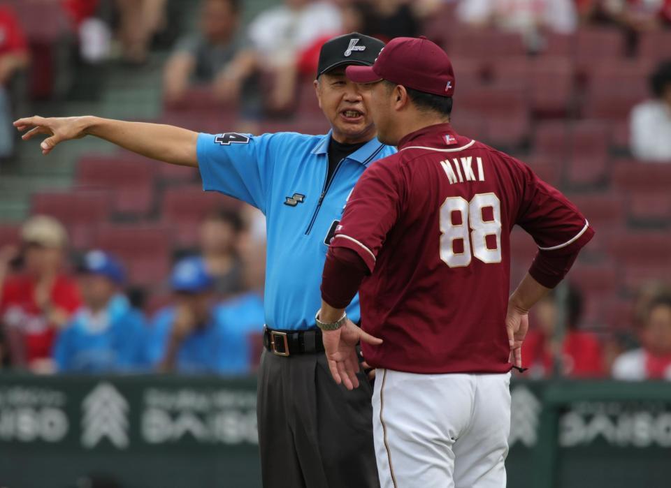 　１回、村林の判定をめぐり審判に抗議する三木監督（撮影・坂部計介）