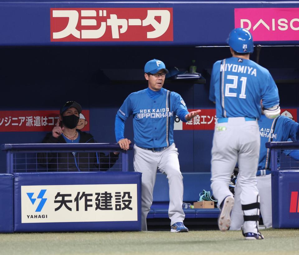 　６回、右犠飛を放った清宮幸（右）に指をさす新庄監督（撮影・佐々木彰尚）