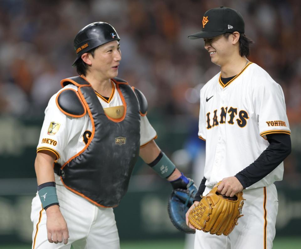 　７回、ピンチをしのいだ田中瑛（右）をねぎらう小林（撮影・西岡正）