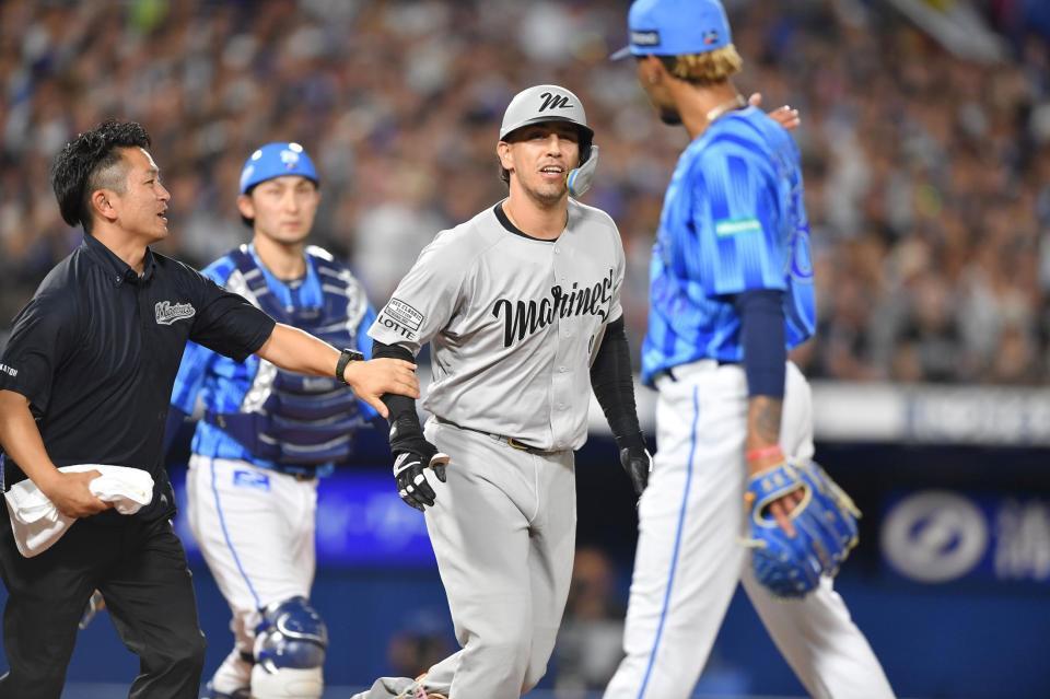 　９回、死球を受けたソト（中央）は、投げたマルセリーノ（右）へ向かっていき、トレーナーに制止される（撮影・開出牧）