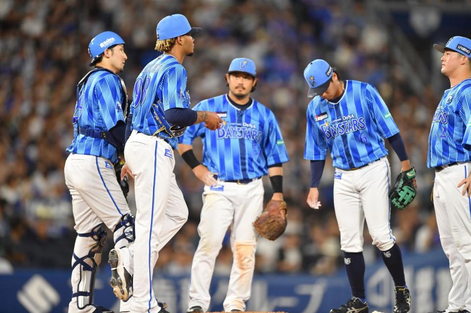 　９回、友杉に四球を与えたマルセリーノ（左から２人目）の元に集まるＤｅＮＡナイン（撮影・開出牧）