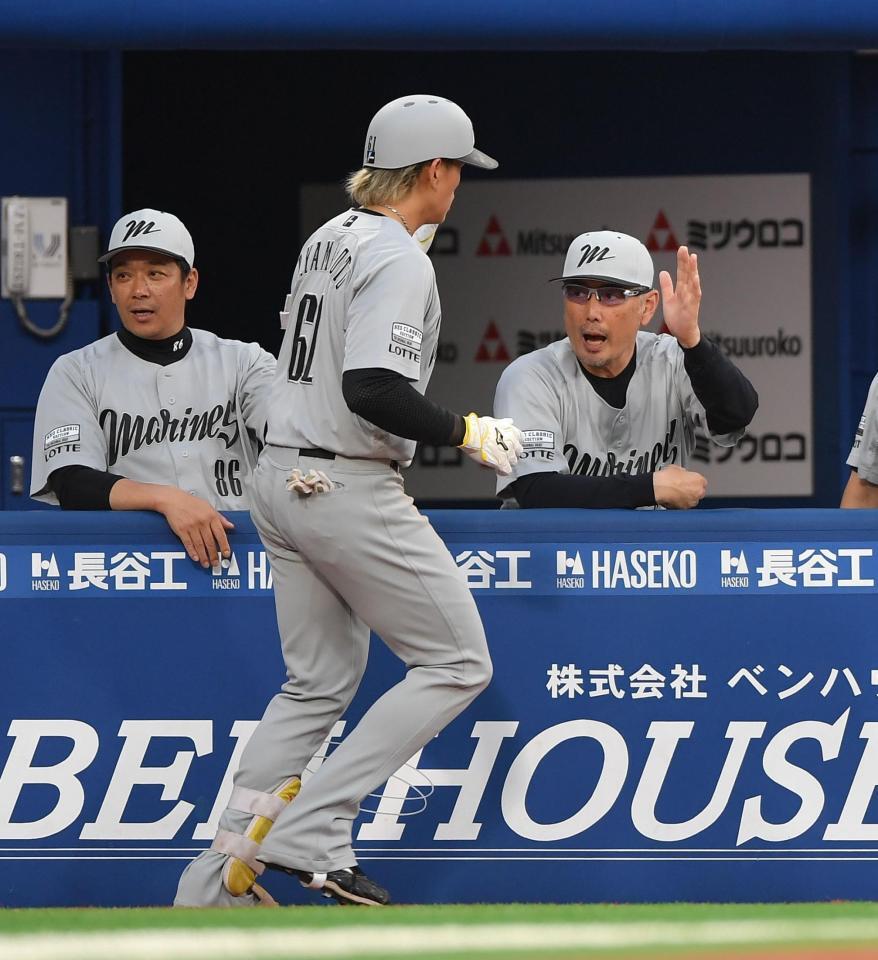 　３回、左越えソロを放った山本（左）とタッチを交わす吉井監督（右）。左はサブローヘッドコーチ（撮影・開出牧）