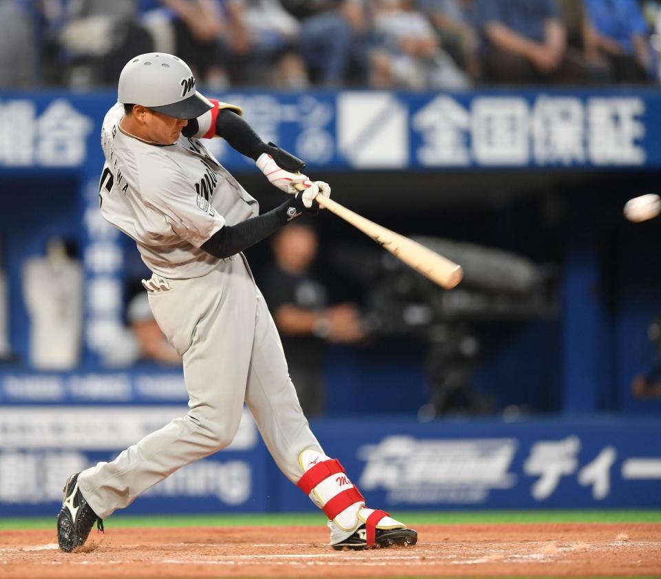 　４回、中越え二塁打を放つ西川（撮影・開出牧）