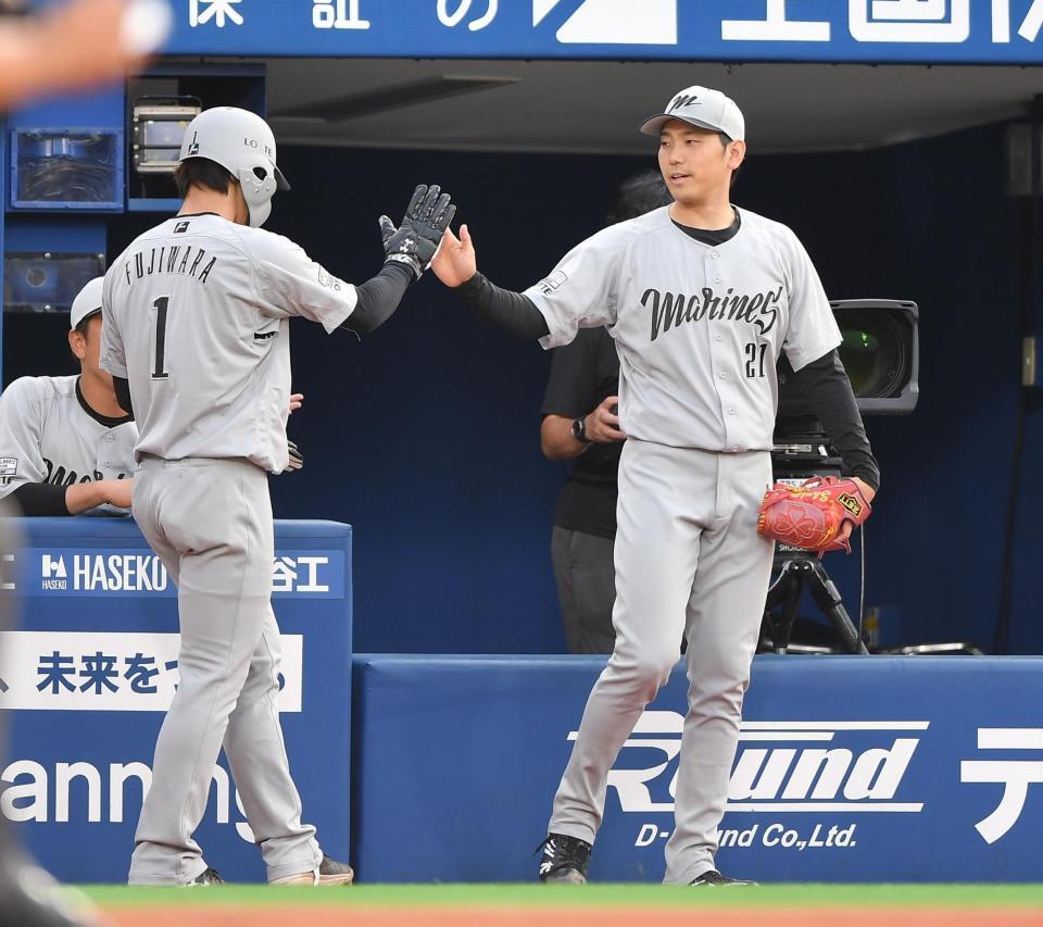 　１回、山本の左前適時打で先制のホームを踏んだ藤原（左）とタッチを交わす石川柊（撮影・開出牧）