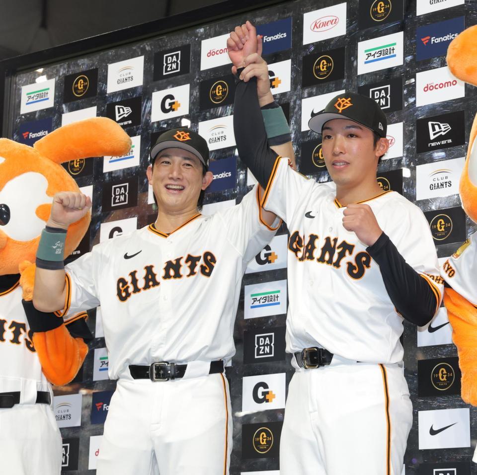 　お立ち台で赤星（右）と並んでガッツポーズの小林（撮影・西岡正）