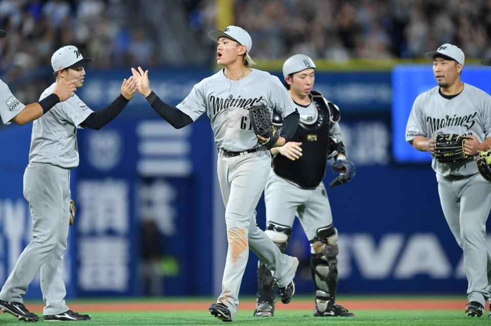 　ＤｅＮＡに打ち勝ちタッチを交わす山本（中央）らロッテナイン（撮影・開出牧）