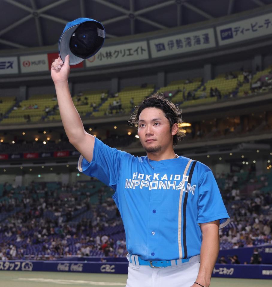 　中日に完封勝利し、ファンの声援に応える伊藤