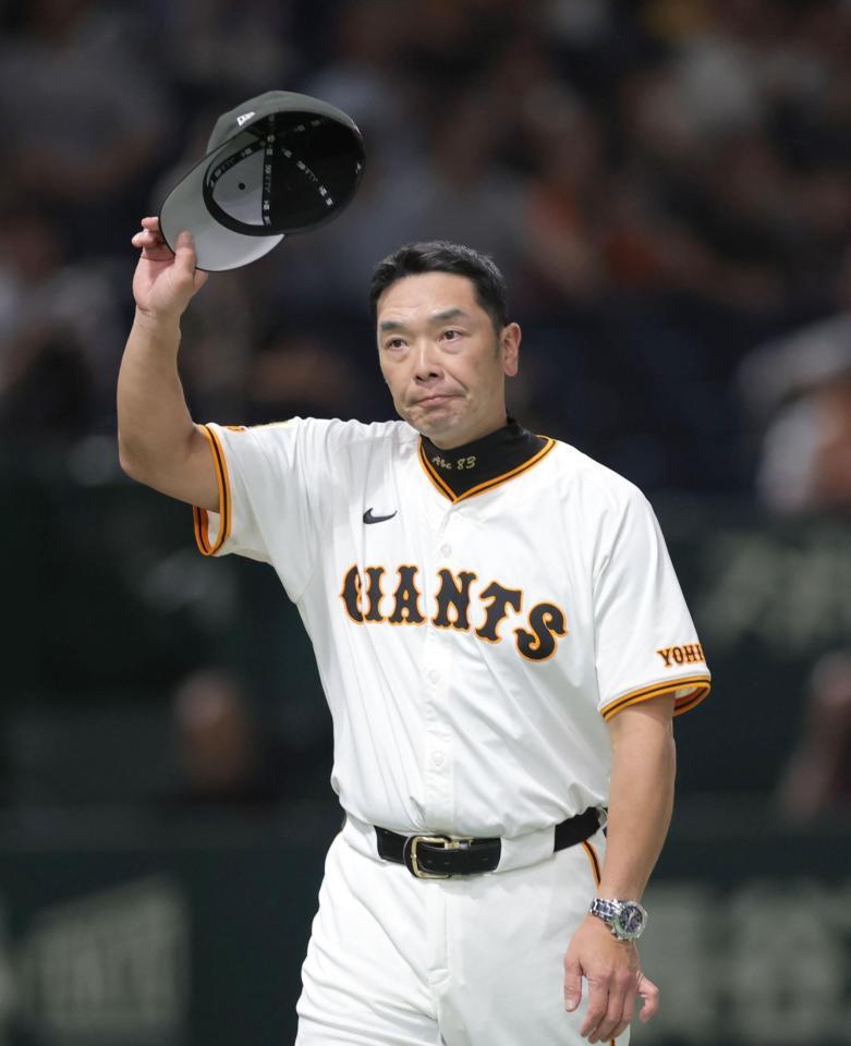 　西武に勝利し、スタンドに帽子を振る阿部監督（撮影・西岡正）