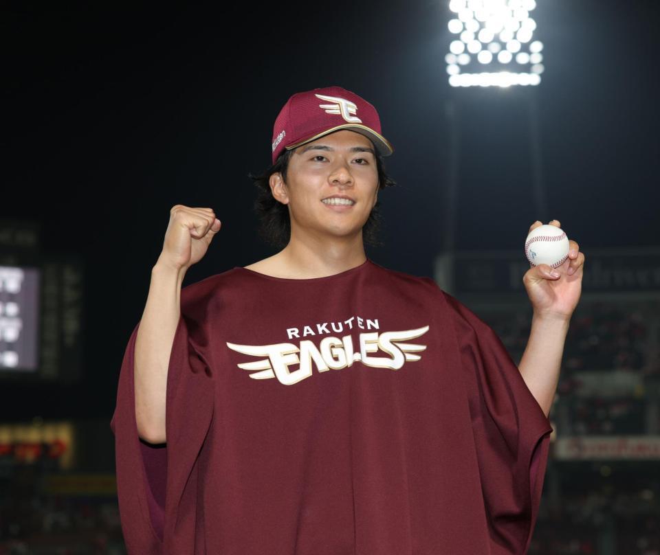 　ウィニングボールを手に笑顔を見せる早川（撮影・坂部計介）