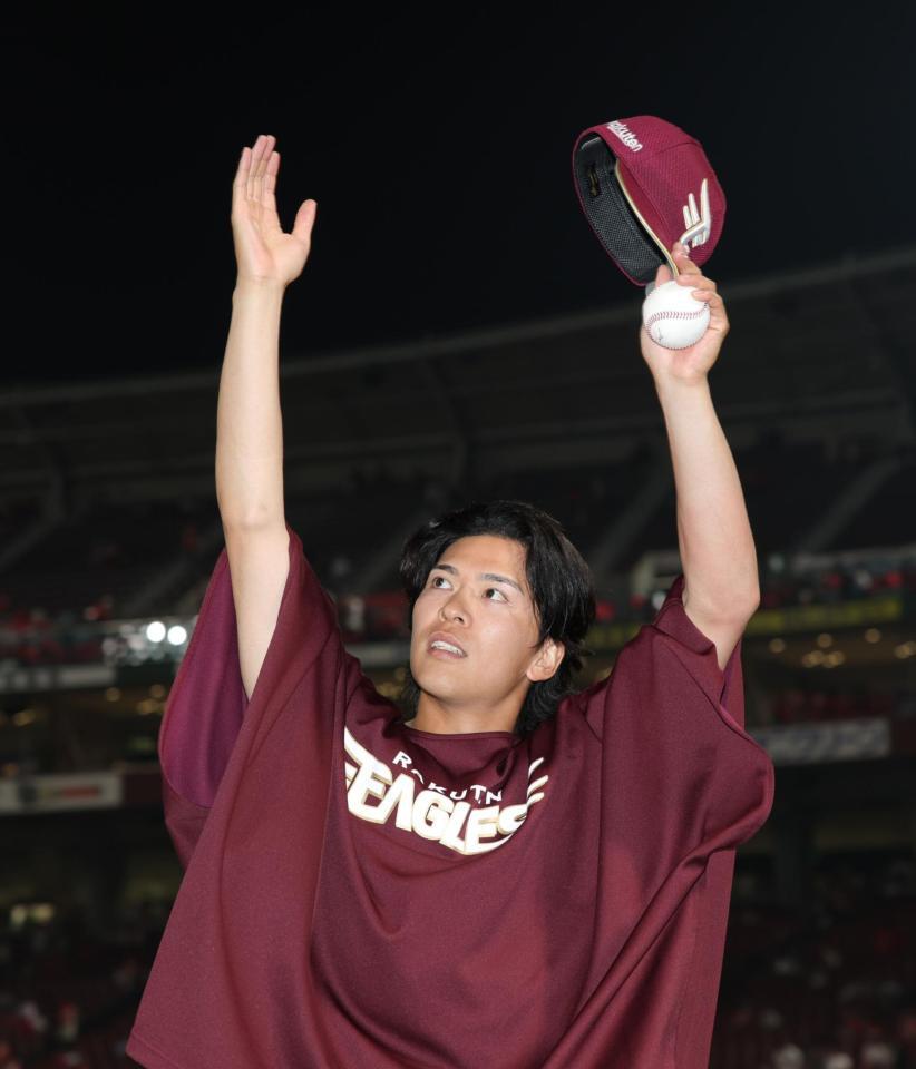 　ファンの声援に応える早川（撮影・坂部計介）