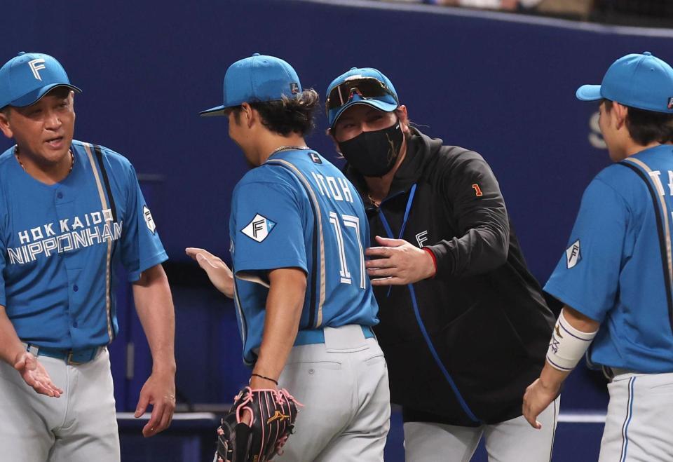 　伊藤を出迎える新庄監督（撮影・佐々木彰尚）