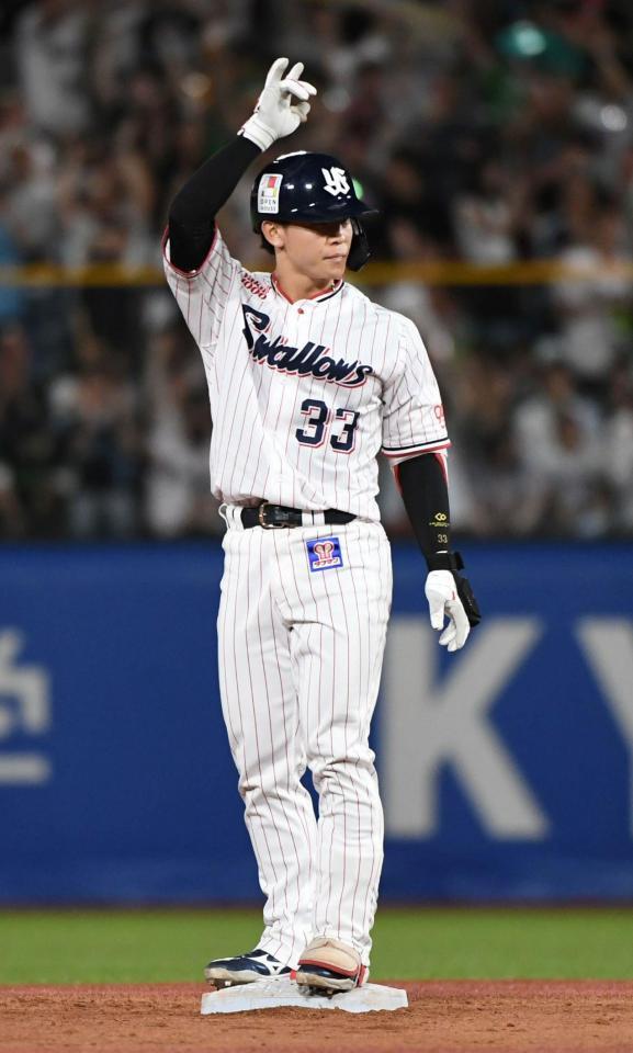 　７回、二塁、内山は中越えに２点適時二塁打を放つ（撮影・佐藤厚）