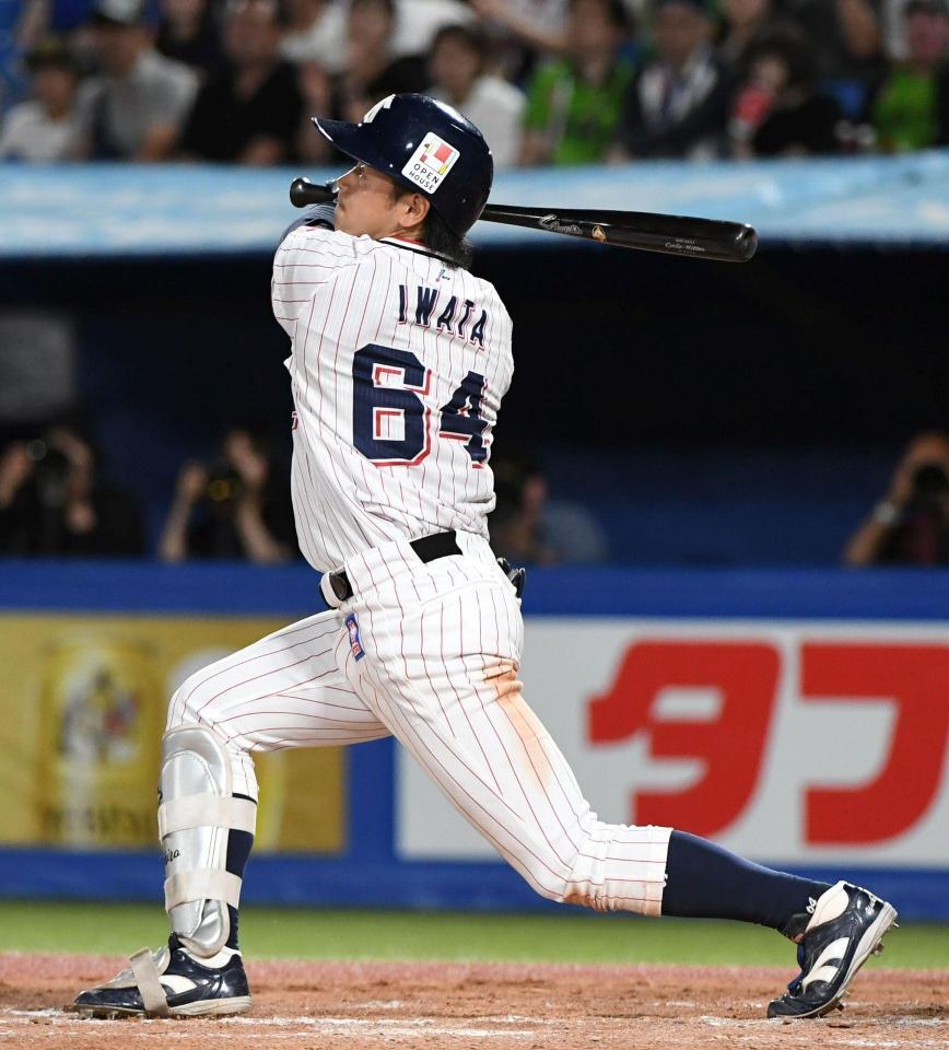 　８回，岩田は同点の中犠飛を放つ（撮影・佐藤厚）