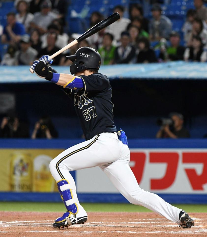 　１０回，中川は右越えに勝ち越しの２点適時二塁打を放つ（撮影・佐藤厚）