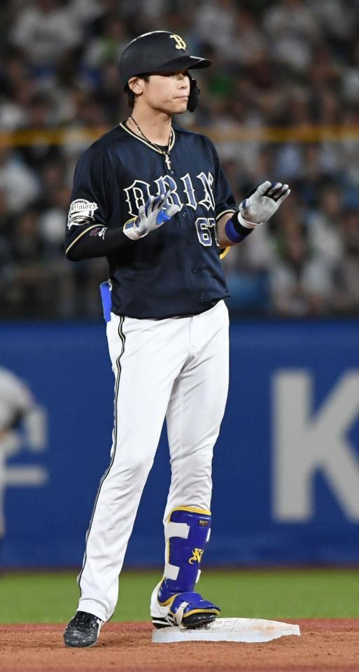 　１０回，中川は右越えに勝ち越しの２点適時二塁打を放つ（撮影・佐藤厚）