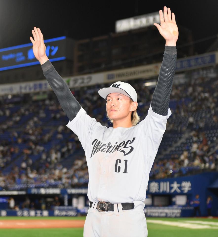 　レフトスタンドの祝福に応える山本（撮影・開出牧）