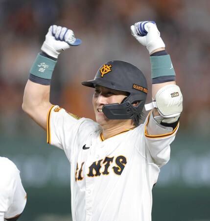 　６回、勝ち越し打を放ち、ベンチへ向かってガッツポーズの小林