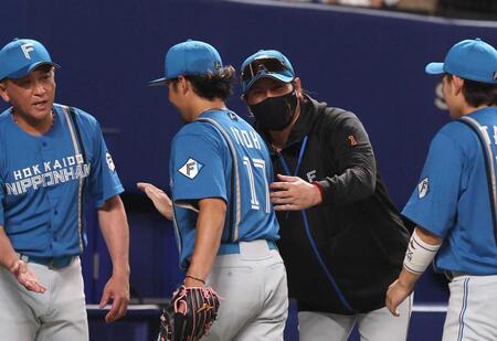 　伊藤を出迎える新庄監督