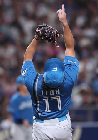 　天を指さす伊藤　