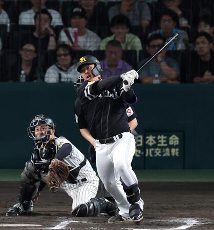 　１０回、勝ち越しとなる適時二塁打を放つ代打・石塚（撮影・北村雅宏）