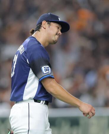 　６回、巨人に勝ち越しを許した後、首をひねる高橋（撮影・西岡正）