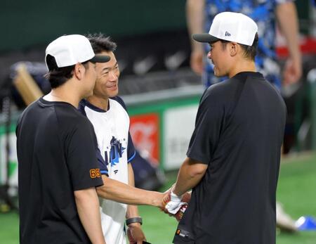 坂本（右）と握手する仁志コーチ＝２０日