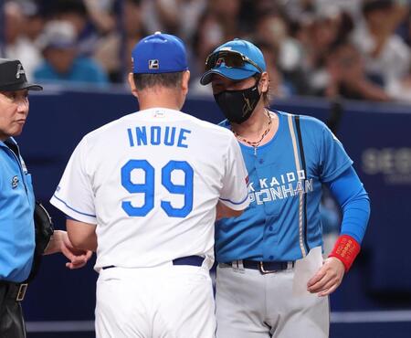 　井上監督とメンバー表交換をした新庄監督（撮影・佐々木彰尚）