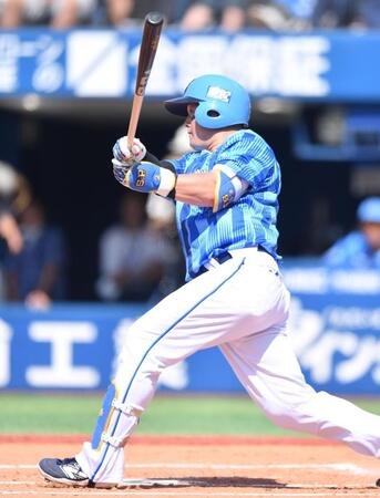 　２回、先制の左越えソロを放つ牧（撮影・開出牧）