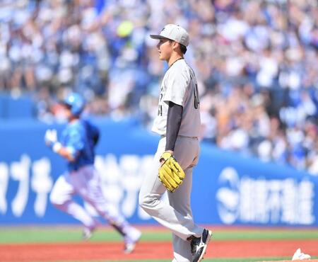 　２回、牧（後方）に先制の左越えソロを打たれた広池（撮影・開出牧）