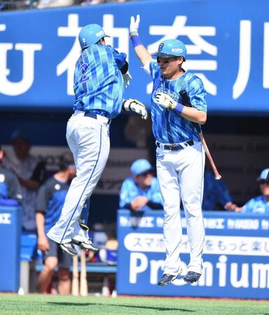 　２回、先制の左越えソロを放った牧（左）とジャンピングタッチをかわす筒香（撮影・開出牧）