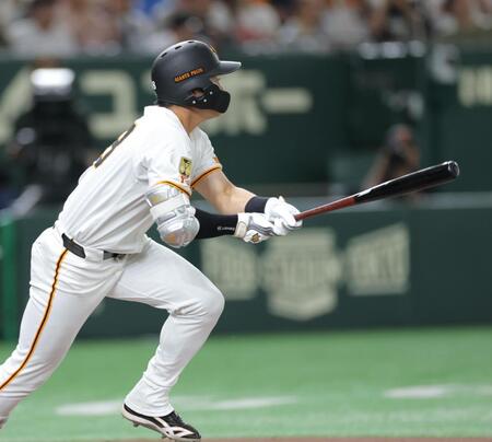 　７回、中越えに同点となる２点二塁打を放つ岡田（撮影・西岡正）