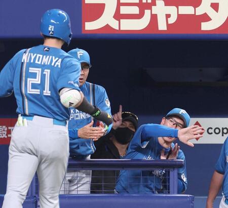 　７回、ソロを放った清宮幸を出迎える新庄監督（撮影・佐々木彰尚）