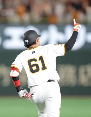 　７回、勝ち越し３ランを放ち、指を立てて二塁へ向かう増田陸（撮影・西岡正）