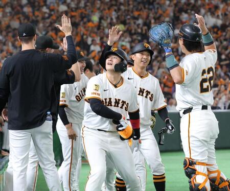 　７回、勝ち越し３ランを放ち、ナインに祝福される増田陸（中央）＝撮影・西岡正