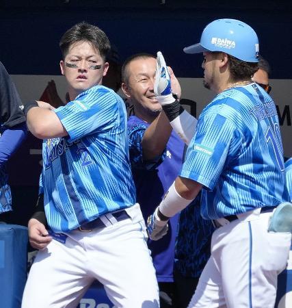 　２回、３者連続本塁打を放った戸柱（右）を迎えるＤｅＮＡ・牧（左）＝横浜