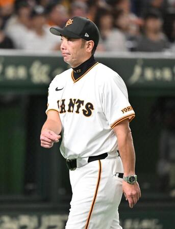 　６回裏終了、投手交代を告げる阿部監督