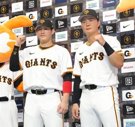 　お立ち台でポーズを決める増田陸（左）と岡田（撮影・西岡正）