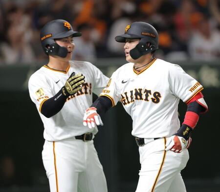 　７回、３ランを放ち、岡田（左）とタッチを交わす増田陸（撮影・西岡正）