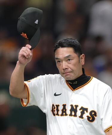 　西武に逆転勝利し、ファンに帽子を振る阿部監督（撮影・西岡正）