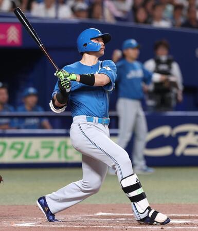 　７回、清宮幸は右越えにソロを放つ（撮影・佐々木彰尚）