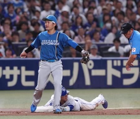 　９回、石伊のバントで二走・山本は三進できず（野手・奈良間）＝撮影・佐々木彰尚