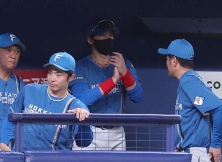 　７回、岡林を空振り三振にしとめた河野に拍手をする新庄監督（撮影・佐々木彰尚）