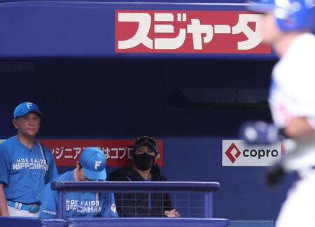 　６回、ソロを放った細川を見つめる新庄監督（撮影・佐々木彰尚）