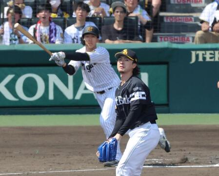 　１回、小幡（左）に２点適時二塁打を浴びる上沢（撮影・北村雅宏）