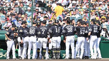 　４回の攻撃前に円陣を組むソフトバンクナイン（撮影・西田忠信）