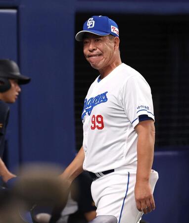 　８回裏終了時、選手交代を告げた井上監督（撮影・佐々木彰尚）